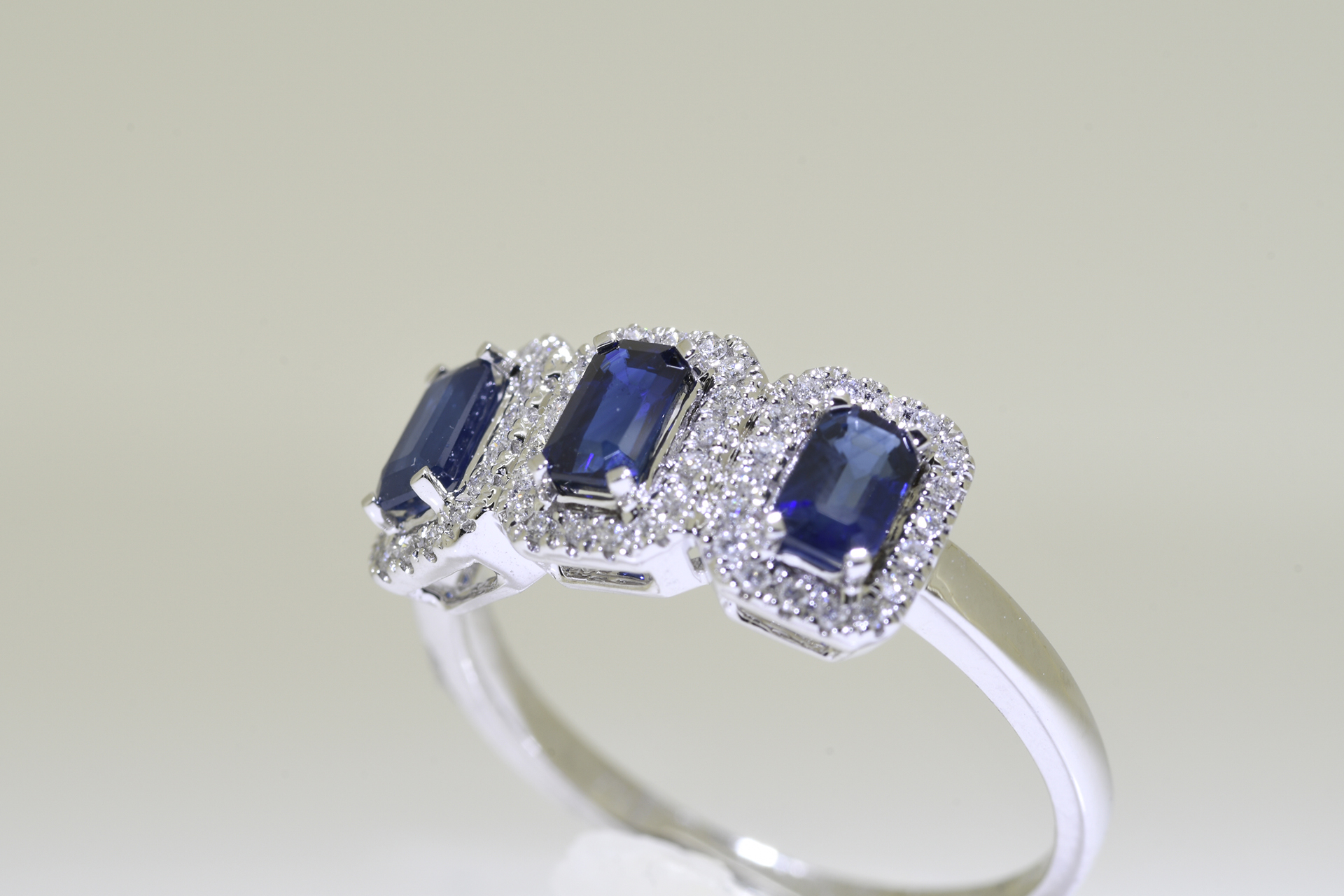 Blue Sapphire & diamond ring