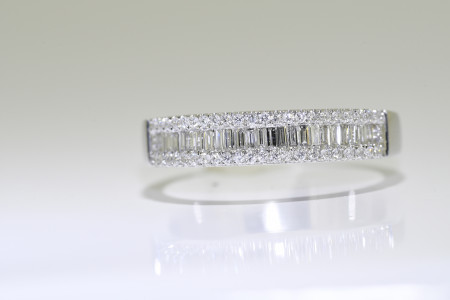 Diamond Ring set in 18ct White Gold