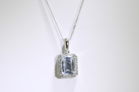 Aquamarine & Diamond Pendant set in 18ct White Gold
