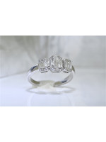 Diamond Ring set in 18ct White Gold