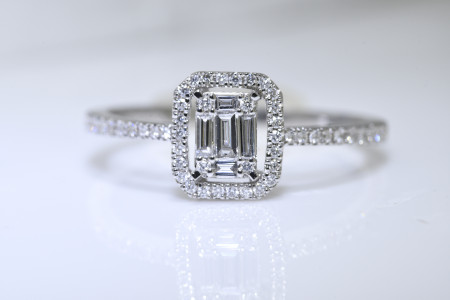 Diamond Ring set in 18ct White Gold