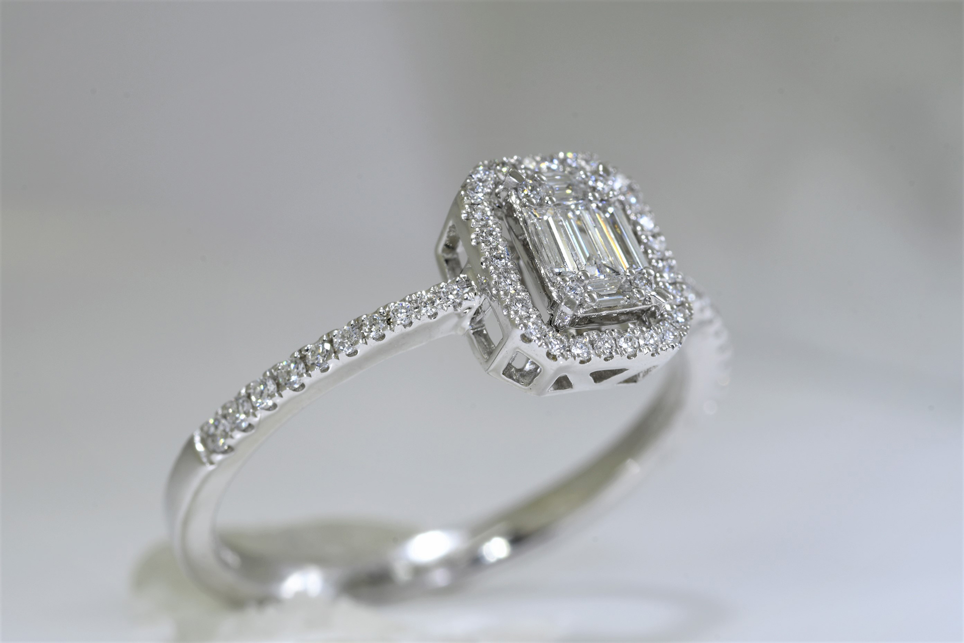 Diamond Ring set in 18ct White Gold